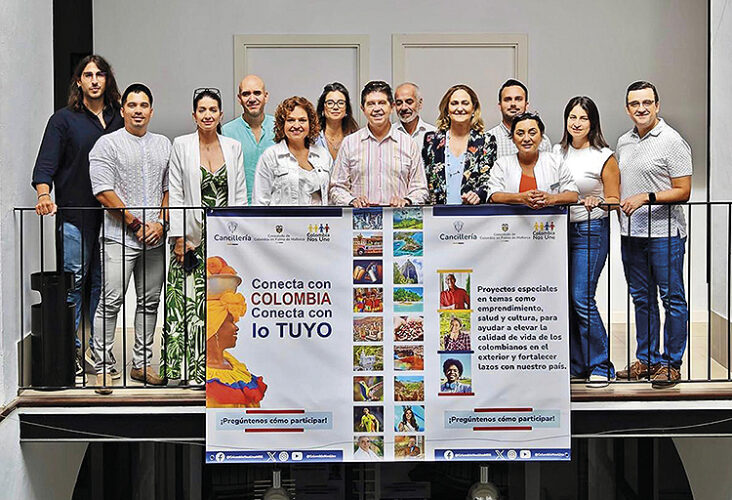 La regidora de Interculturalidad del Ayuntamiento de Palma, María Luisa Marqués, junto a Rafael Arizmendy, Maribel
Escobar, funcionarios del consulado y profesionales de salud colombianos. En las demás fotos, algunos de los talleres
que se realizaron en las jornadas.