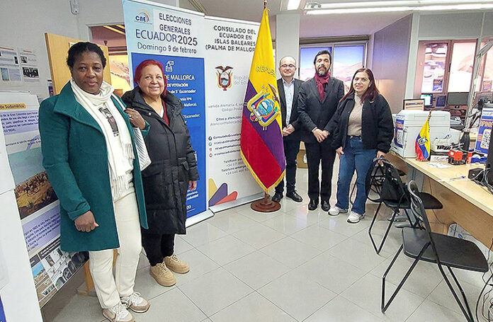 Julio César Lalama, cónsul de Ecuador en Baleares, y su equipo de la delegación consular, están perfectamente preparados para facilitar a sus conciudadanos el importante acto de emisión de sus votos el próximo 9 de febrero.