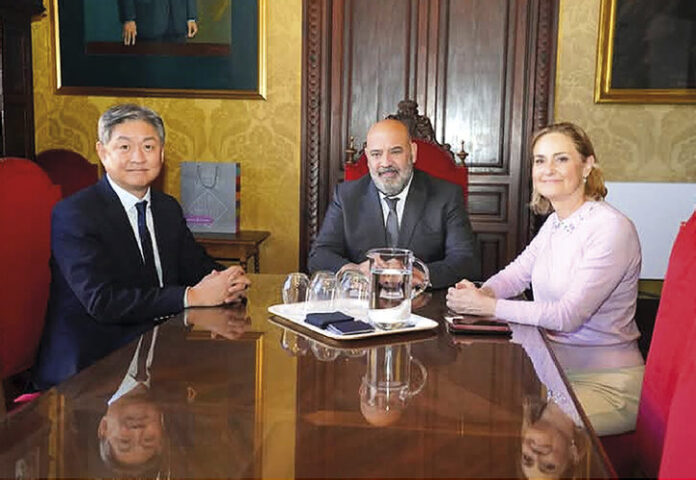 Muy activos el alcalde de Palma, Jaime Martínez y la regidora, María Luisa Marqués recibiendo a las autoridades consulares, en la imagen con el Embajador de Corea. En la siguiente con Ángels Dueñas, directora general de Gent Gran.