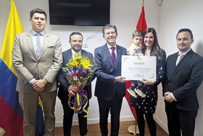 El equipo de trabajo del consulado de Colombia en Palma rindiendo homenaje a Angélica María Guzmán.